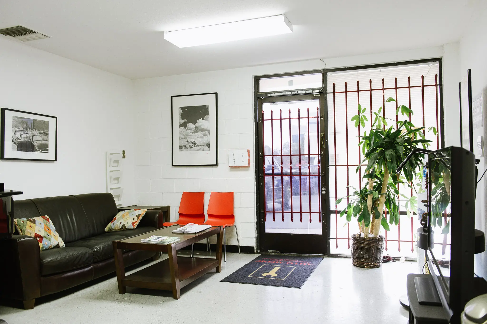 Clean customer waiting area with comfortable seating at SD Auto Medic